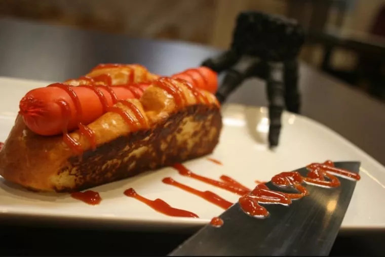 Manger un hot dog avec une saucisse de Strasbourg, Plan-de-Cuques, YT BURGERS